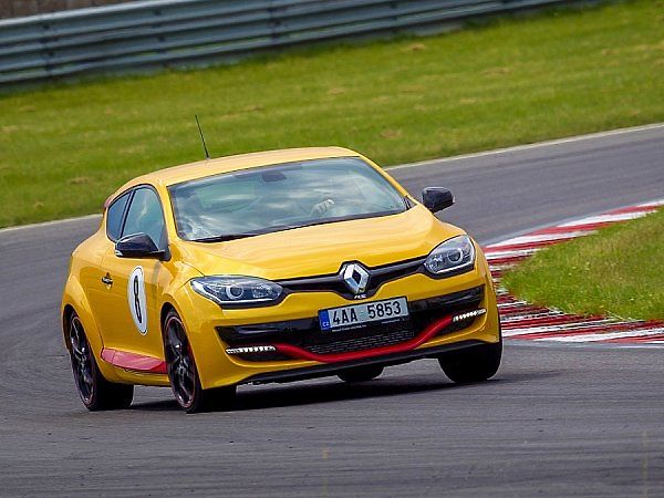 Rychlé Renaulty na Autodromu v Mostě.