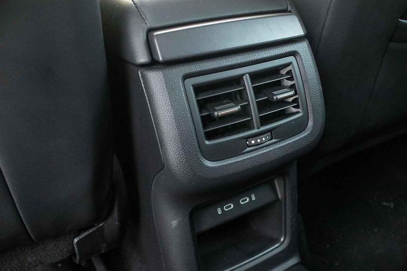 Zvenčí má sportovní šmrnc a sexy detaily, uvnitř však Cupra Ateca neopustila praktičnost rodinného SUV.