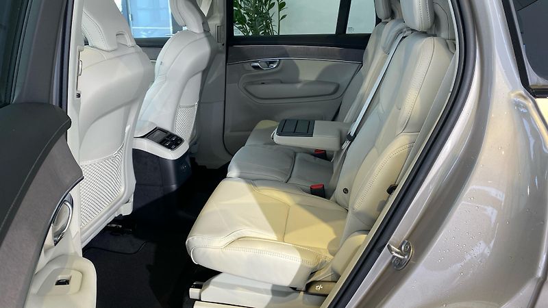 Volvo XC90 (2025) PLUS DARK, T8 AWD, 228+107 kW - fotka 11 z 15