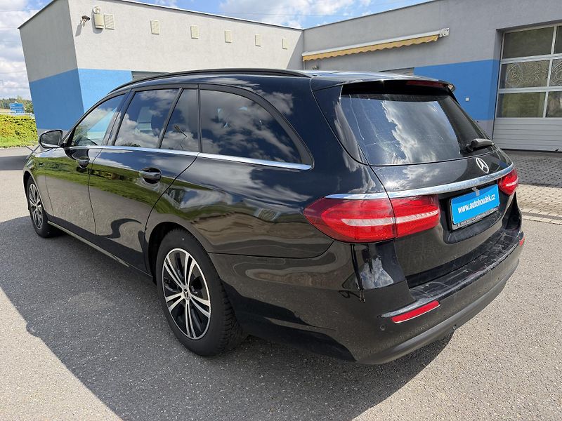 Mercedes-Benz Třídy E Kombi 220D 143kW 4MATIC  - fotka 8 z 21
