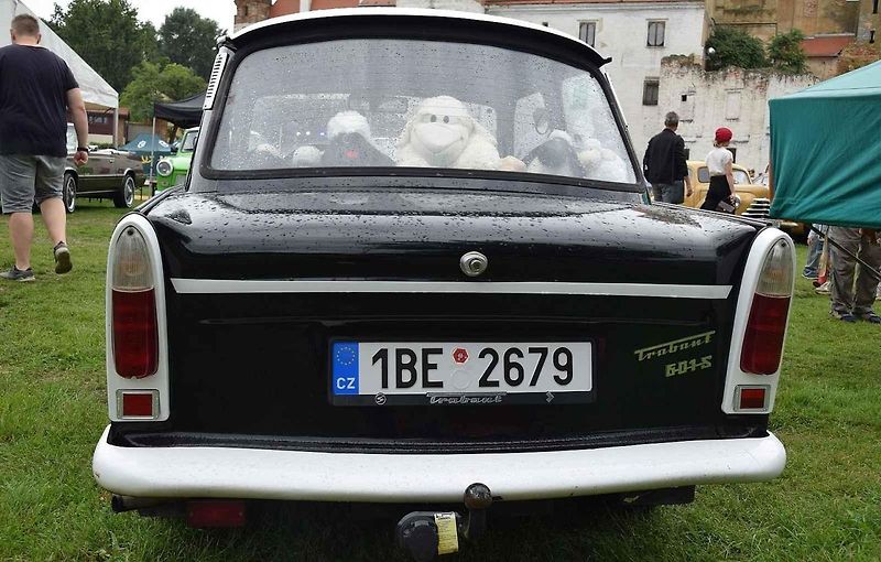 Nedělní dopoledne patřilo pod břeclavským zámkem naleštěným veteránům.