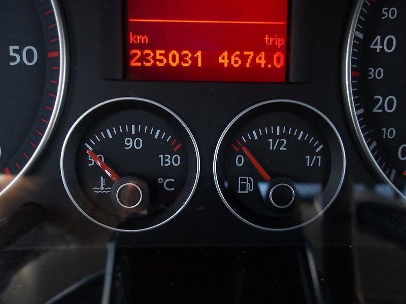 Volkswagen Touran 2,0TDi 103kW PĚKNÝ ! - fotka 23 z 26