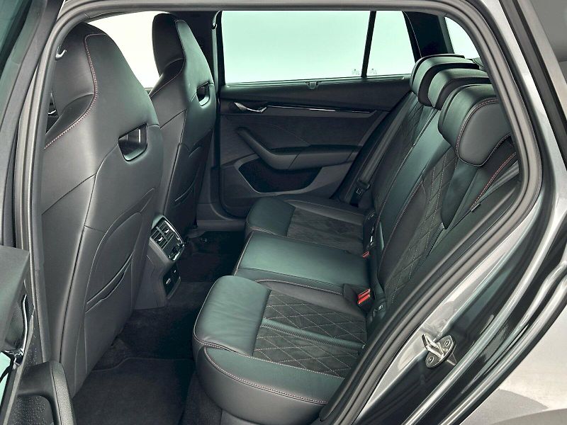 Škoda Octavia (2023) Combi DSG 2.0TSI 180kW RS Chal - fotka 8 z 34
