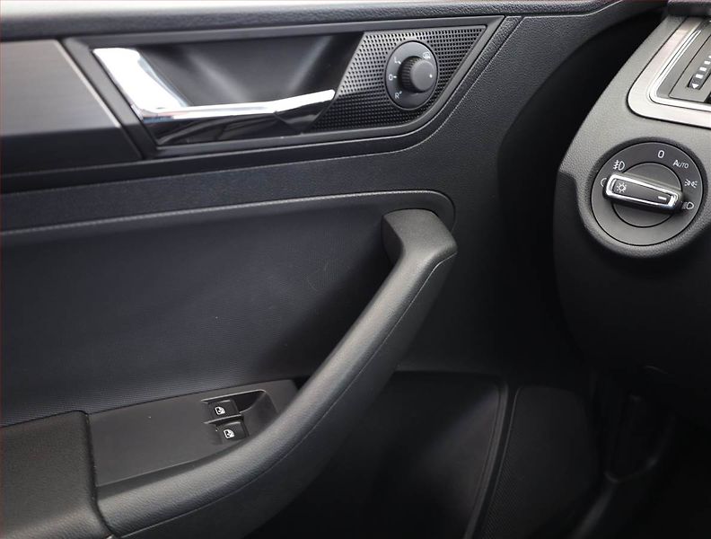 Škoda Rapid (2018) Spaceback 1.0 TSI, Navi - fotka 11 z 17