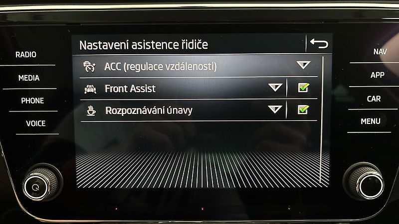 Škoda Superb 2.0 TDI DSG Style Combi - fotka 25 z 27