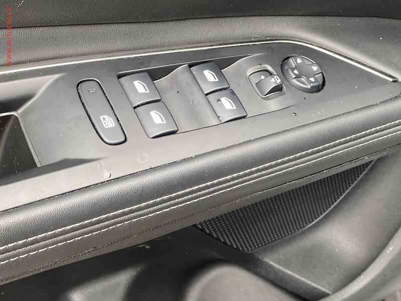 Peugeot 5008 (2018) 1.2PT, Allure, AT, LED - fotka 11 z 19