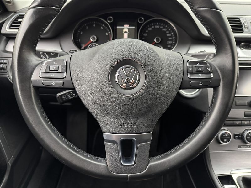 Volkswagen Passat 1,4 TSi NAVI SENZORY TAŽNÉ - fotka 9 z 36