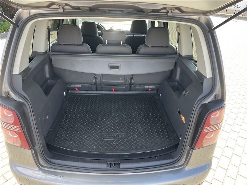 Volkswagen Touran 1,9 TDi 77kw 6rychlostí Klimat - fotka 9 z 35