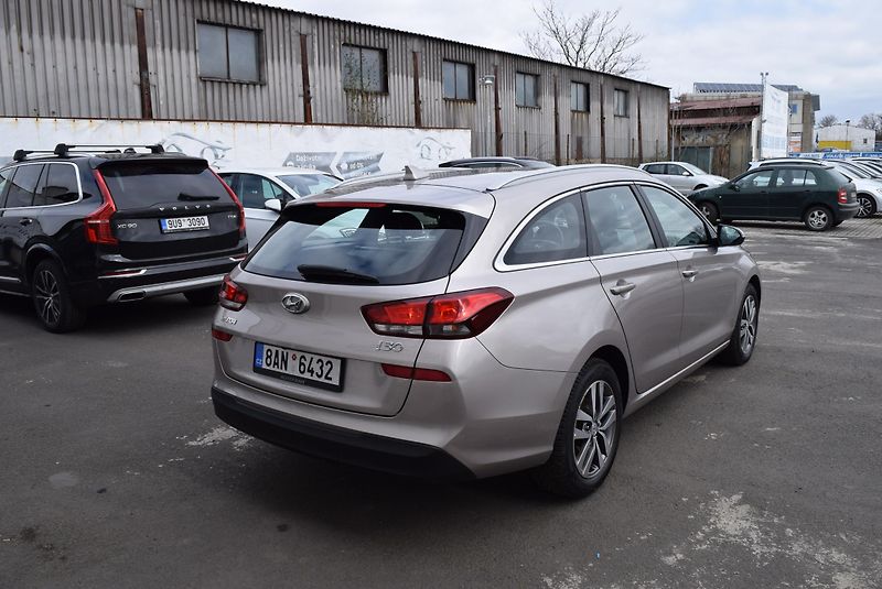 Hyundai i30 (2021) 1.6CRDi 85kw STYLE 7°AUTOMAT - fotka 7 z 49