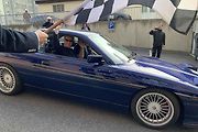 Majitelé automobilových veteránů absolvovali čtyřdenní závod Oldtimer Express. Na snímku je start v Praze.
