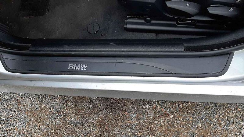 Přední část jakoby byla z většího vozu, než ta zadní. Tuto asymetrii ale BMW dotáhlo do extrému až u některých kusů jedničkové řady.