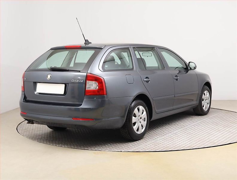 Škoda Octavia (2009) Ambiente 2.0 TDI, Navi - fotka 5 z 19