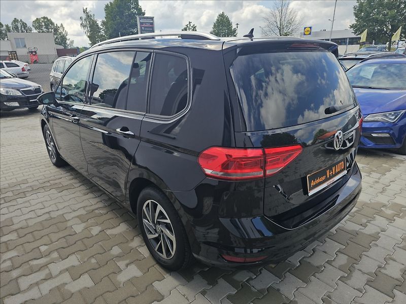 Volkswagen Touran 1,4 Tsi 110KW DSG Sound 7MÍST - fotka 8 z 47