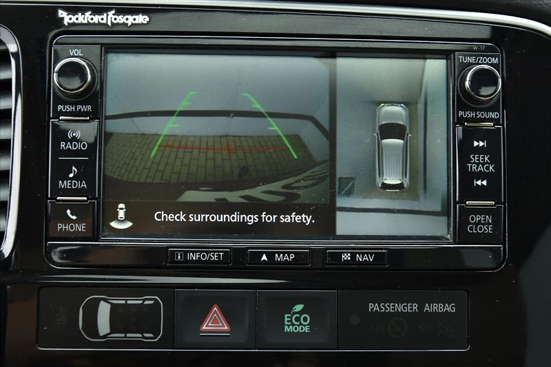 Mitsubishi Outlander 2.2 DI-D 4WD A/T 7-MÍST ČR - fotka 24 z 33