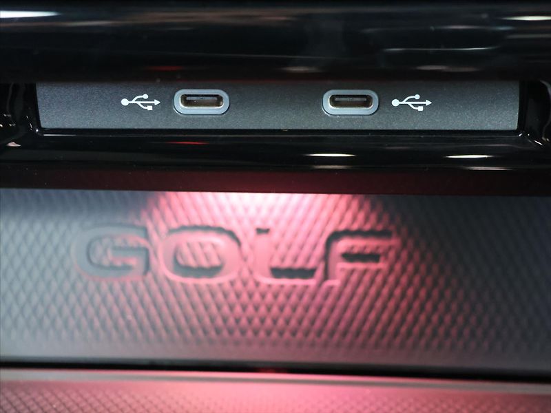 Volkswagen Golf 2,0 TSI GTI 180kW Virtual DPH - fotka 25 z 36