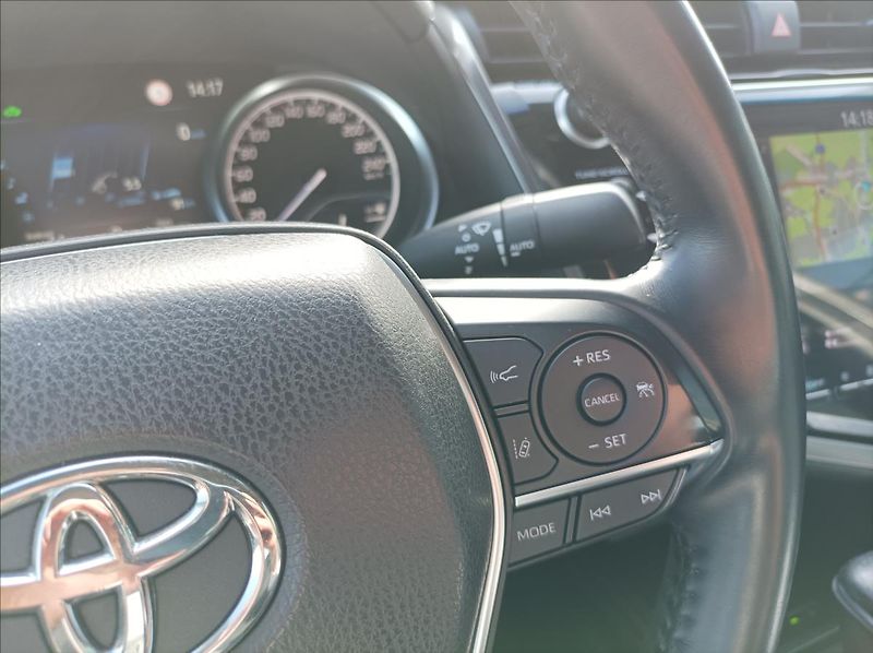 Toyota Camry 2,5 Executive - fotka 16 z 21