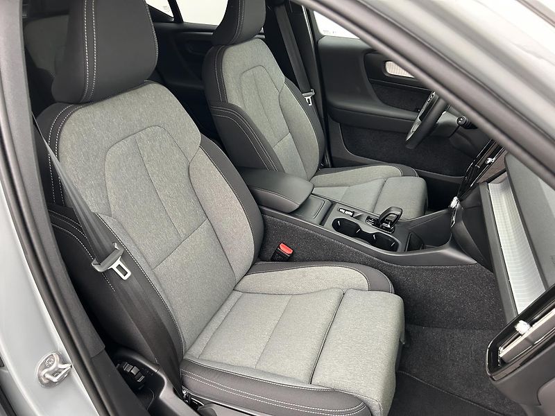 Volvo XC40 2.0  B3 CORE - fotka 13 z 27