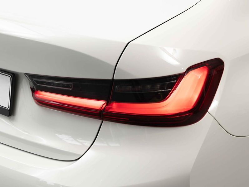 BMW Řada 3 320d xDrive - fotka 10 z 22