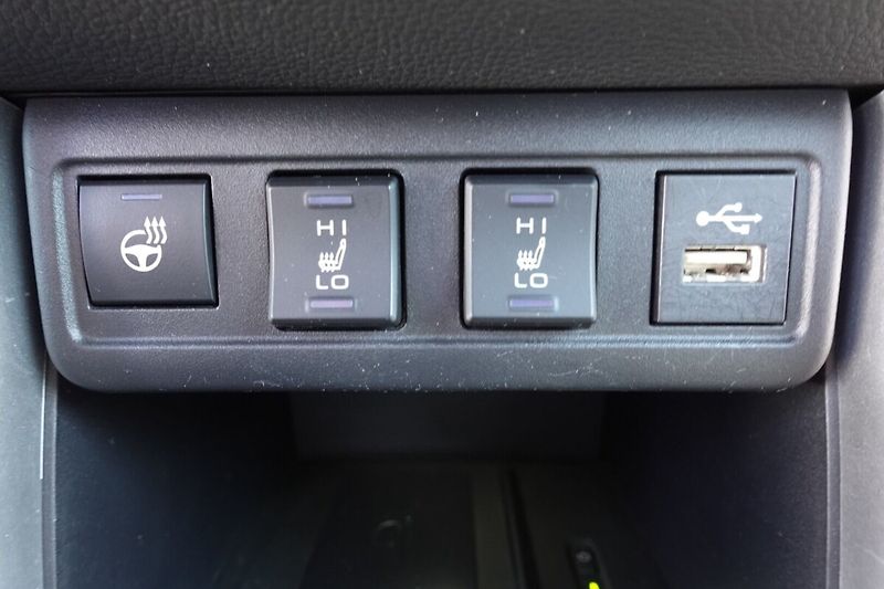 Toyota Corolla Cross 2,0 HEV Style Tech FWD - fotka 23 z 33