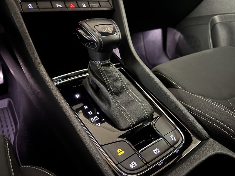 Škoda Karoq 1,5 TSi  DSG Sportline Kessy L - fotka 45 z 49