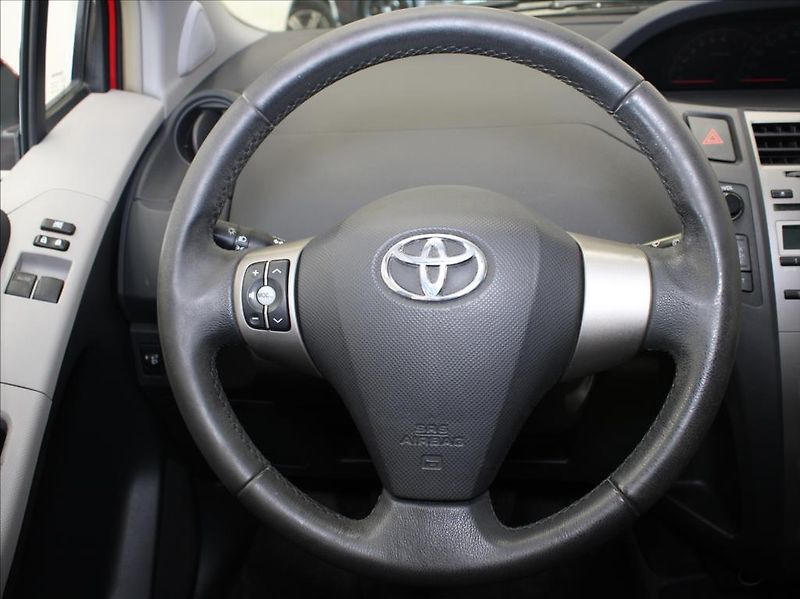 Toyota Yaris 1,3 i 73kW 2.maj.ČR STK - fotka 9 z 16