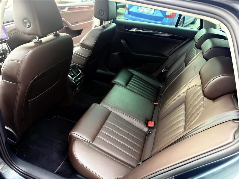 Škoda Superb 2,0 TDi Laurin & Klement - fotka 26 z 54
