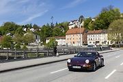 Porsche míří k cíli první etapy.