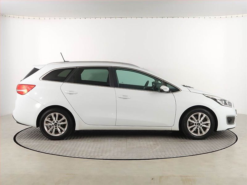 Kia Ceed (2016) Gold 1.6 GDI, Serv.kniha, Navi - fotka 6 z 17