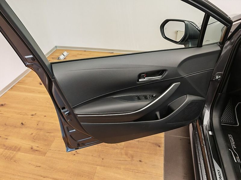 Toyota Corolla 1,8 Hybrid e-CVT Style - fotka 21 z 40