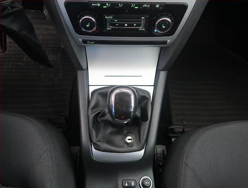Škoda Octavia (2012) Scout 1.8 TSI, 4X4 - fotka 13 z 19