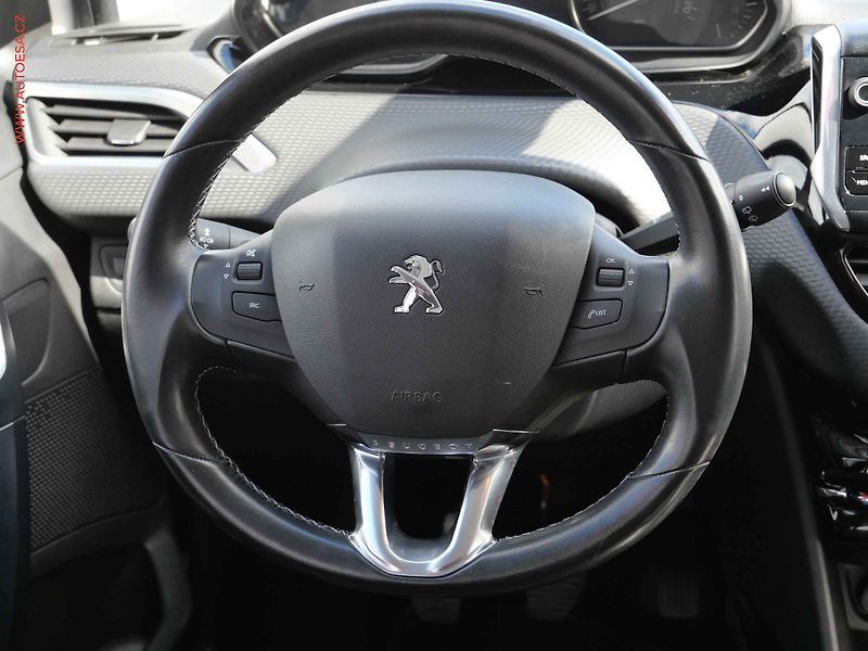 Peugeot 2008 (2015) 1.2 PT, 1.maj,ČR, Allure, AC - fotka 13 z 19