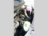 Takhle vypadá dvoulitrové TSI v motorovém prostoru Multivanu. Benzínové motorizace nejsou jako jediné v CZ ceníku nijak cenově zvýhodněny.
