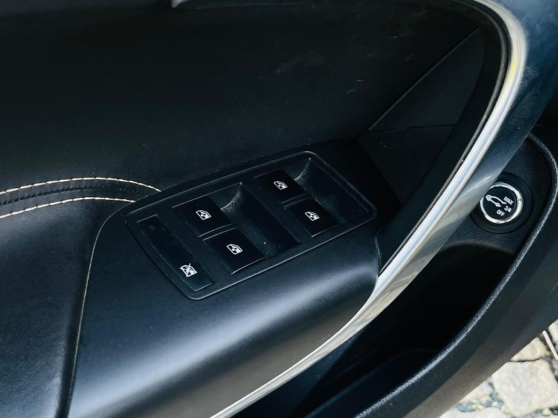 Opel Insignia 2.0CDTi 4x4 MANUÁL KAMERA VÝHŘ - fotka 32 z 49