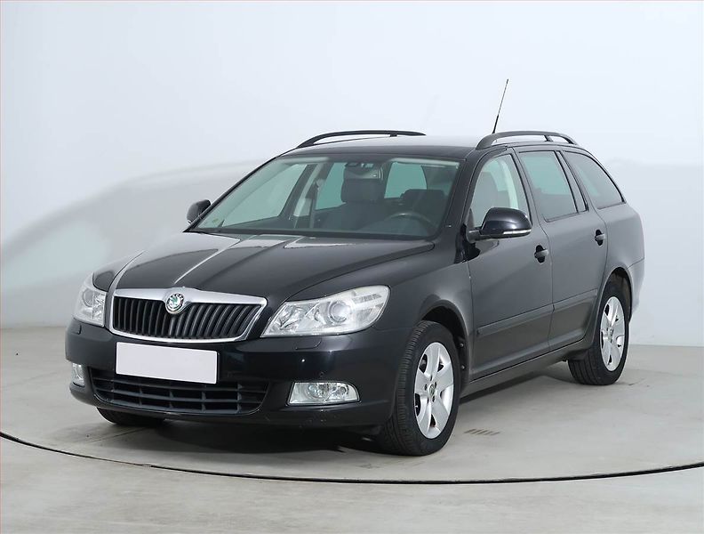 Škoda Octavia (2010) 1.6 TDI, Serv.kniha, Xenony - fotka 2 z 18