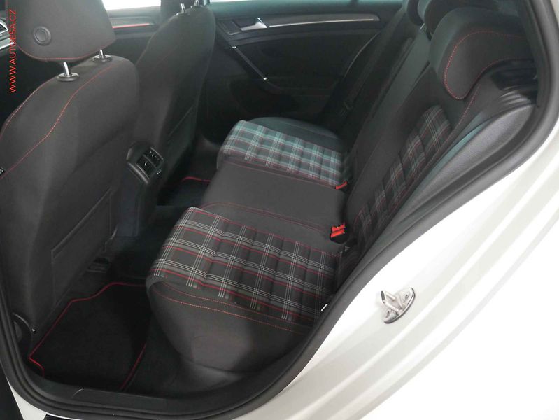 Volkswagen Golf (2017) 2.0 TSi, LED, park.čidla - fotka 10 z 20