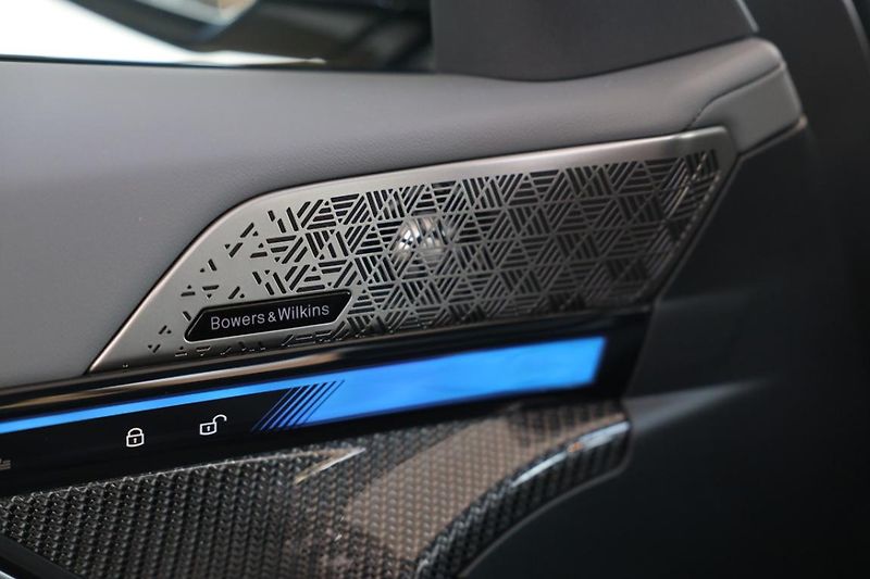 BMW i5 M60 xDrive sedan - fotka 12 z 17