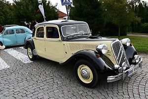 Na tradiční Lidický okruh dorazily desítky historických automobilů a motocyklů, které obdivovali návštěvníci z Kladna i širokého okolí.