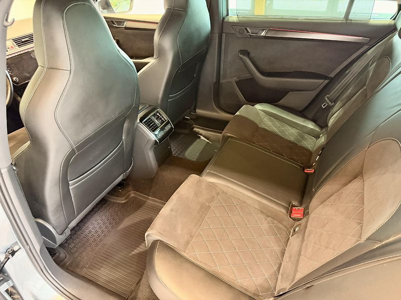 Škoda Superb 2.0 TDi DSG 4x4 Sportline - fotka 23 z 33