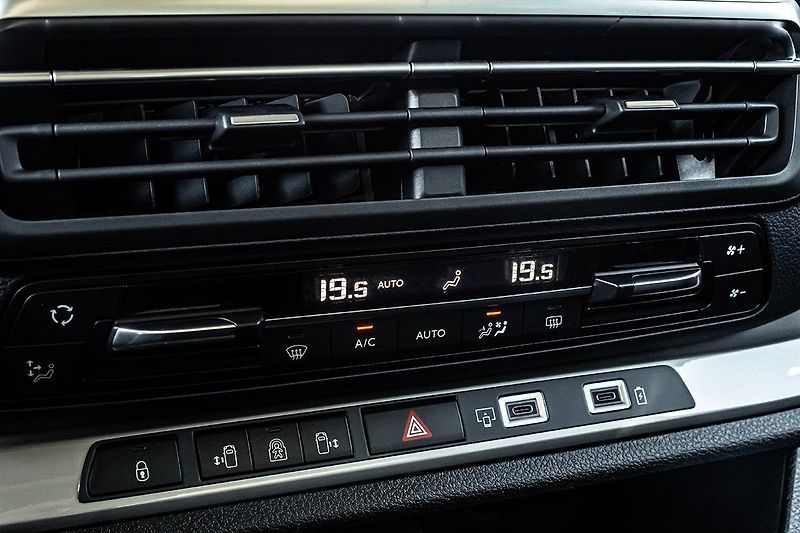 Citroën SpaceTourer 2,2 SHINE M BlueHDi 180k - fotka 15 z 21