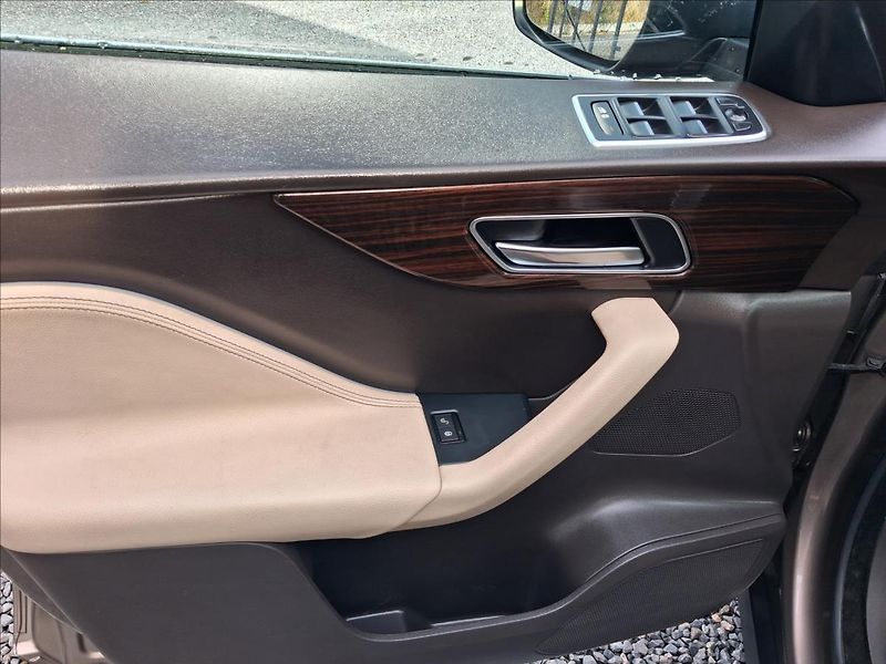 Jaguar F-Pace 2,0 132kw - fotka 14 z 15