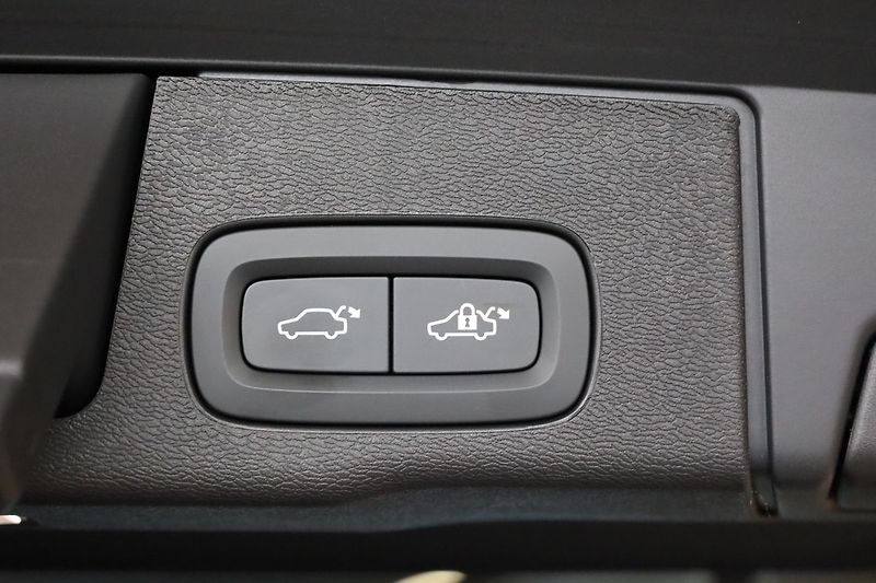 Volvo XC60 T8 PLUS Dark, Ventilace, 360° - fotka 7 z 35
