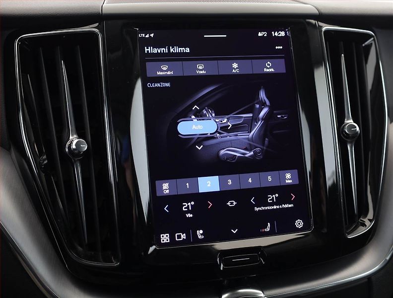 Volvo XC60 (2021) Momentum B4 AWD - fotka 14 z 20
