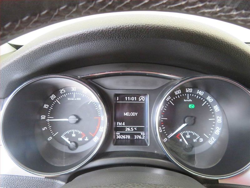Škoda Superb (2013) Elegance 2.0 TDI, 4X4 - fotka 11 z 16
