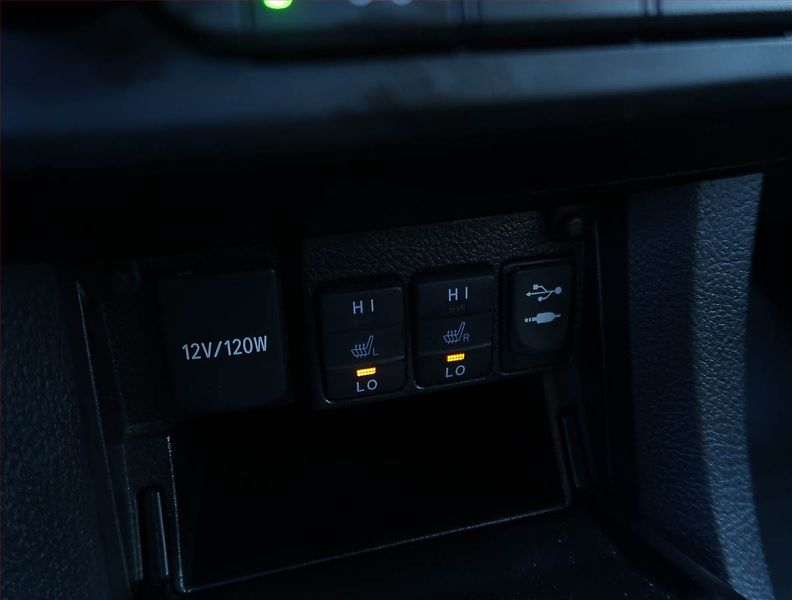 Toyota Corolla (2016) 1.6 Valvematic, Automat - fotka 19 z 22
