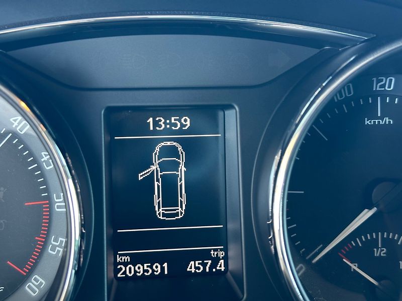 Škoda Superb (2015) 1.6TDi NAVI,PANOR.,GARANCE KM - fotka 9 z 19