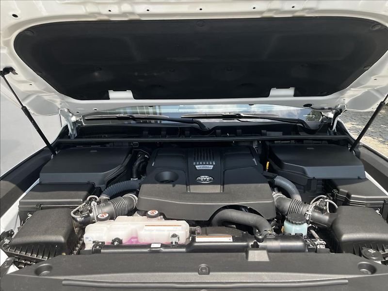 Toyota Land Cruiser 300  3,5 V6 TT 10AT GR Sport 7 - fotka 43 z 45