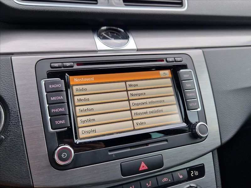 Volkswagen Passat 2,0 TDi 103kW KAMERA NAVI +ZIM - fotka 32 z 34