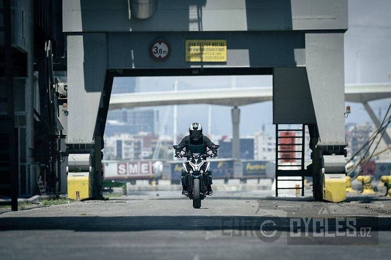 CFMOTO 450 NK (2026) - fotka 11 z 20