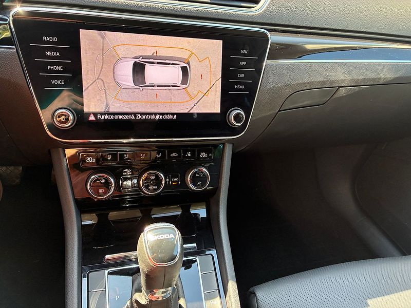 Škoda Superb 2.0 TDi 110 kW L&K DSG ČR DPH - fotka 22 z 37