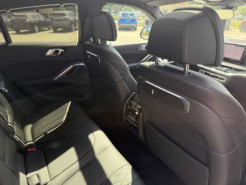 BMW X6 (2024) 30XD 210kW M-PAKET R22 BLACK!! - fotka 34 z 57